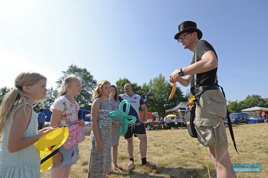 twijzelerheide ballonnenkunstenaar maakt ballonfiguren