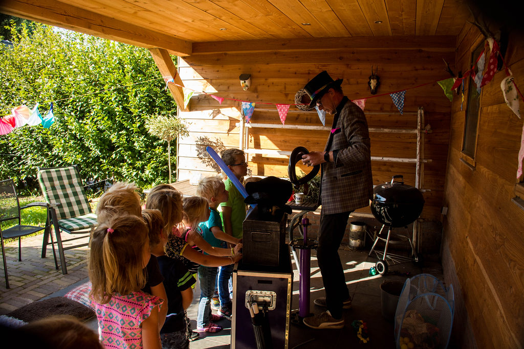 DSC_4947 Goochelaar Lange Jan tijdens kinderfeestje thuis vieren in de tuin