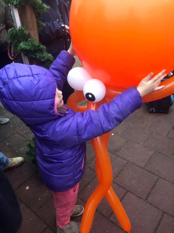 meisje vol verwondering bij een unieke ballonoctopus