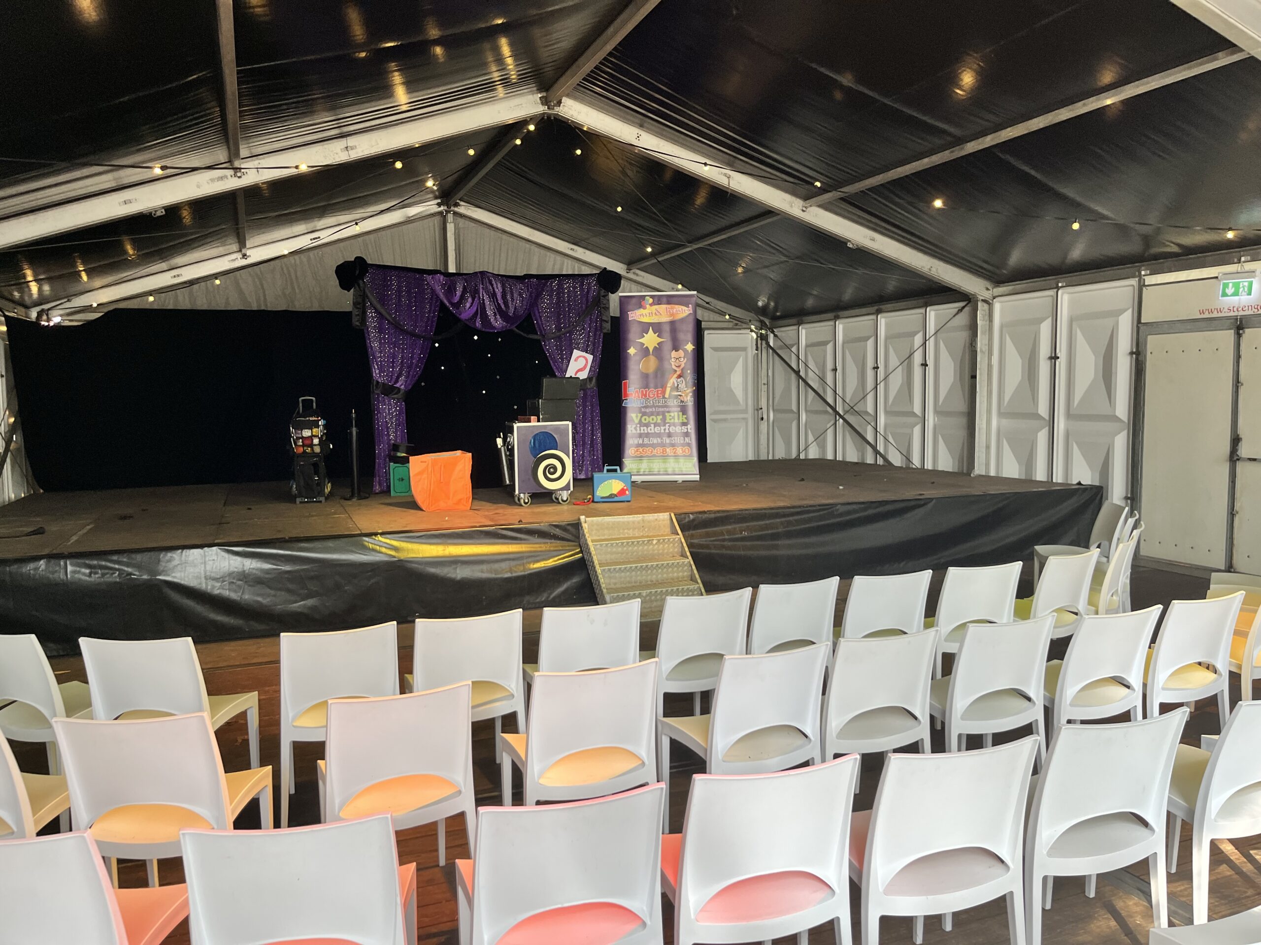 Het podium van Lange Jan de Trucjesman, klaar voor een kindershow in Borger