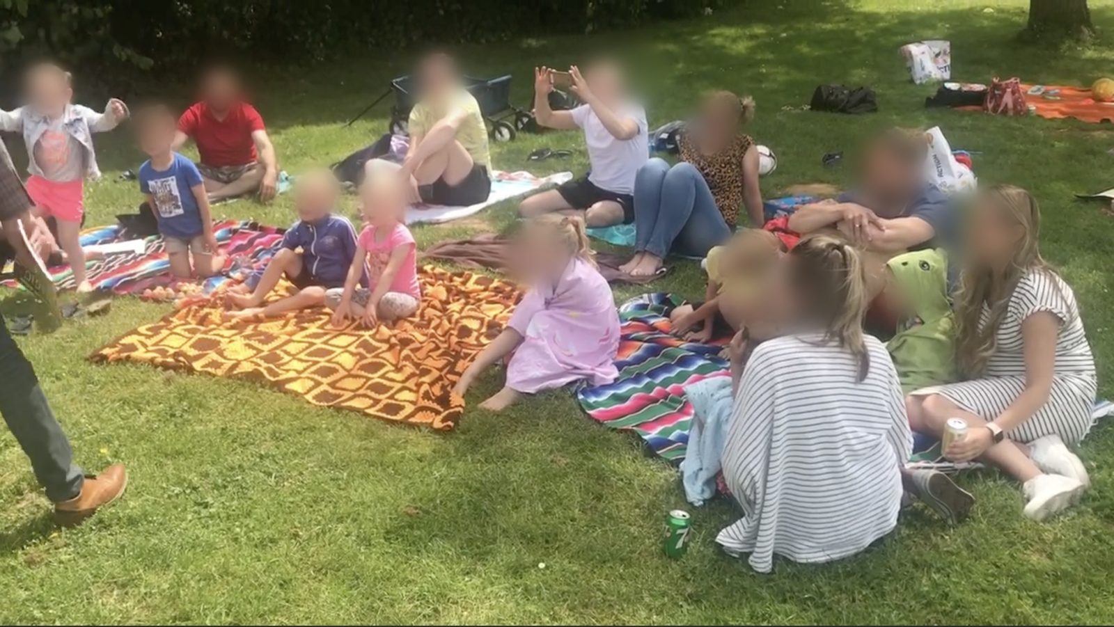 Publiek van verschillende leeftijden tijdens een kinderfeestje met goochelshow