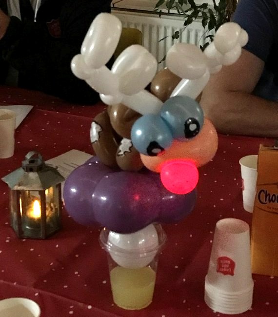 Ballonrendier met een oplichtende rode ledneus