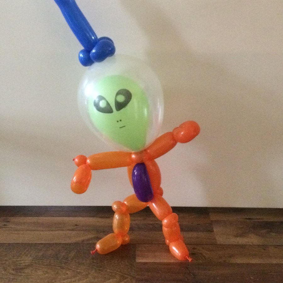 Ballonkunstwerk van een ruimtewezen met helm