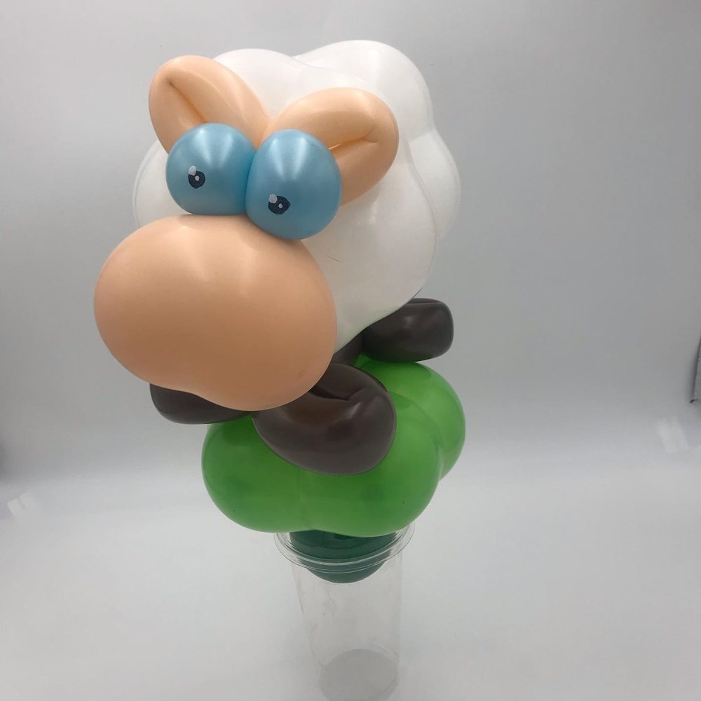 Ballonkunstwerk van een grappig schaap op een beker